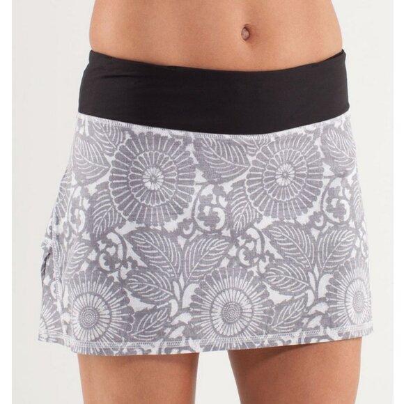 Lululemon Pace Setter Skirt Beachy Floral White Fossil / Black 4 - Picture 3 of 11